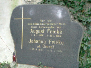 Grabstein Johanna Fricke, geb. Quandt, Alter Domfriedhof der St.-Hedwigs-Gemeinde, Berlin-Mitte