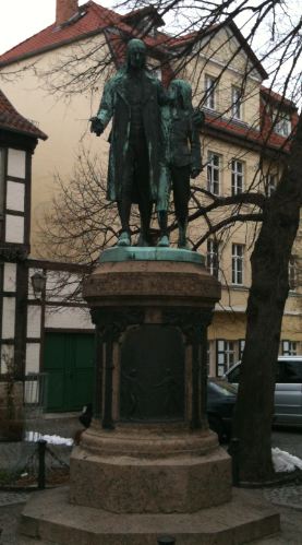 Johann Christoph Friedrich Gutsmuths mit Carl Ritter (rechts), Denkmal in Quedlinburg