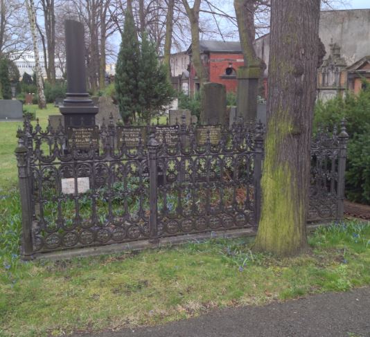 Grabstein Marie Pakuscher, geb. Menz, Alter Friedhof der Zwölf-Apostel-Gemeinde, Berlin-Schöneberg