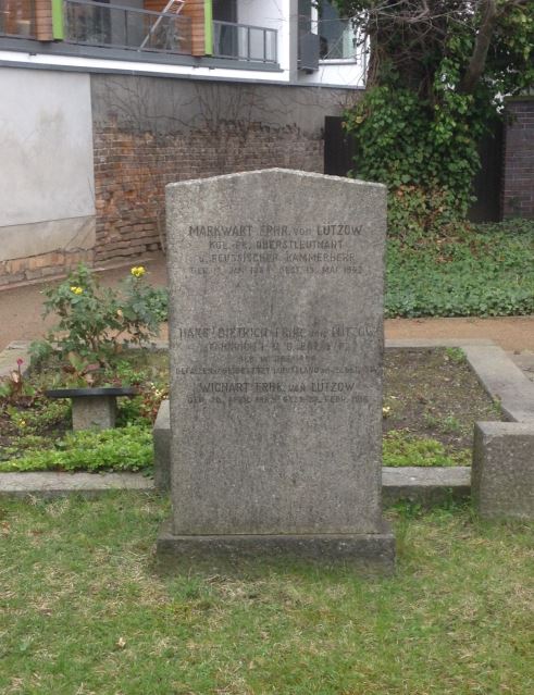 Gedenkstein Hans-Dietrich Freiherr von Lützow, Invalidenfriedhof Berlin, Deutschland