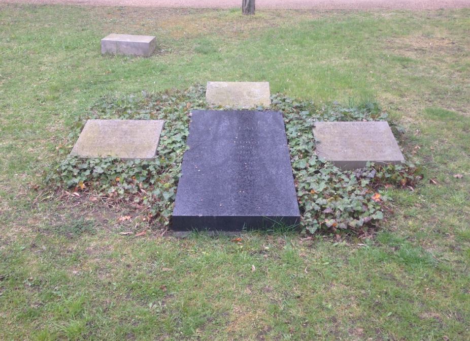 Restitutionsgrabstein Fritz von Below, Invalidenfriedhof Berlin, Deutschland