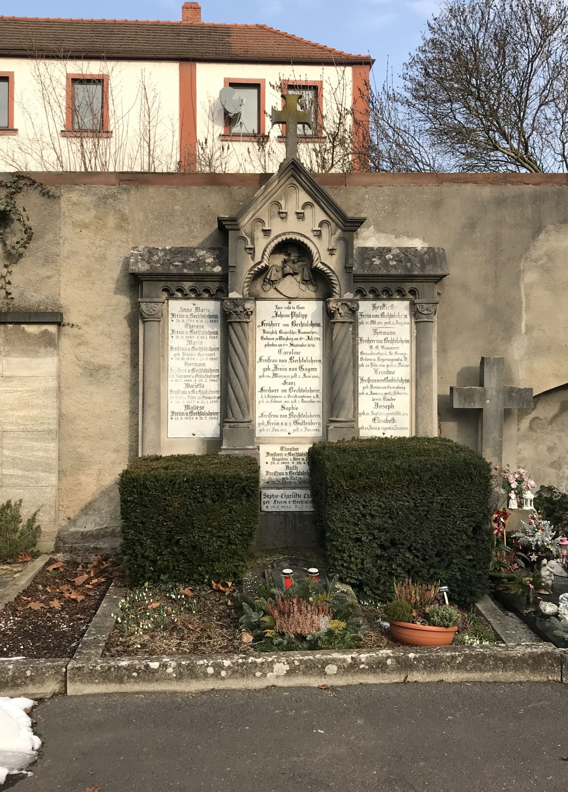 Grabstein Anna Marie Freiin von Bechtolsheim, Hauptfriedhof Würzburg, Unterfranken, Bayern, Deutschland