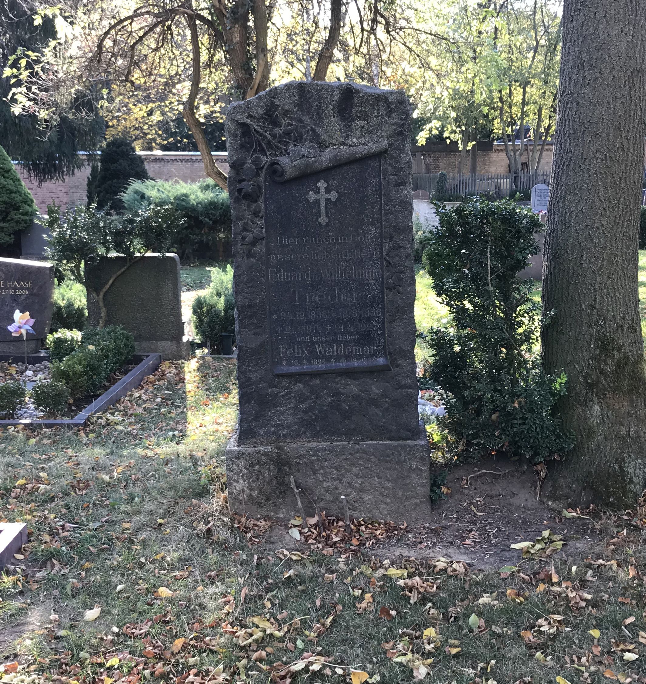 Grabstein Eduard Treder, St. Hedwigs-Friedhof, Berlin-Weißensee