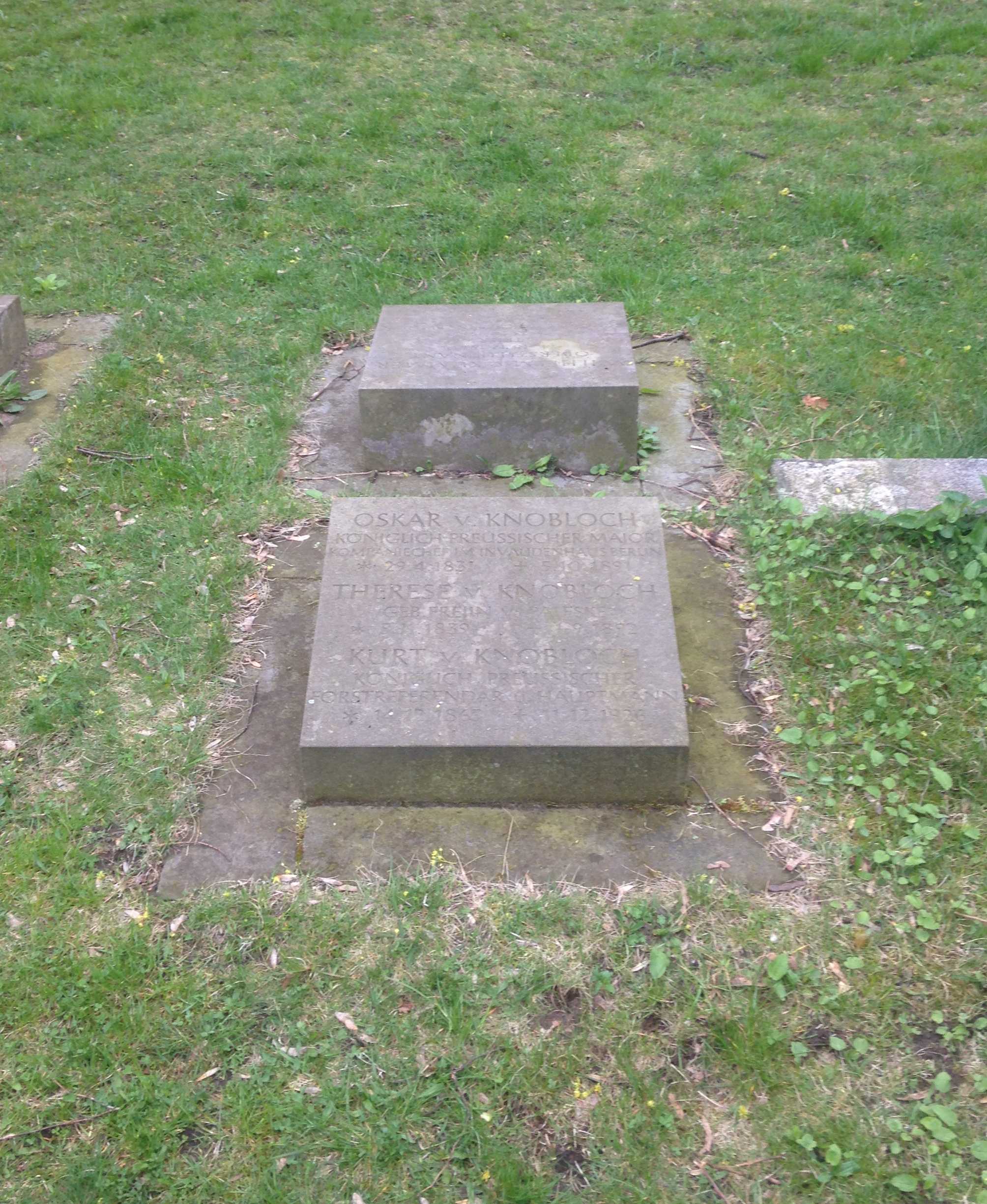 Restitutionsgrabstein Oskar von Knobloch, Invalidenfriedhof Berlin