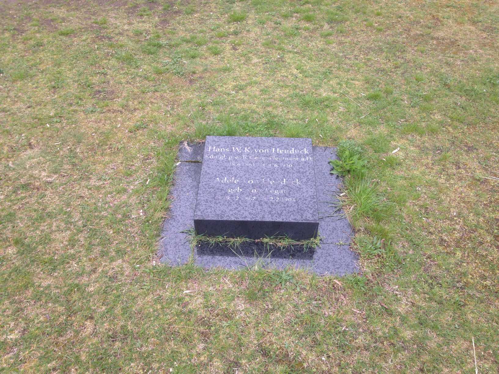 Restitutionsgrabstein Adele von Heuduck, geb. von Legat, Invalidenfriedhof Berlin