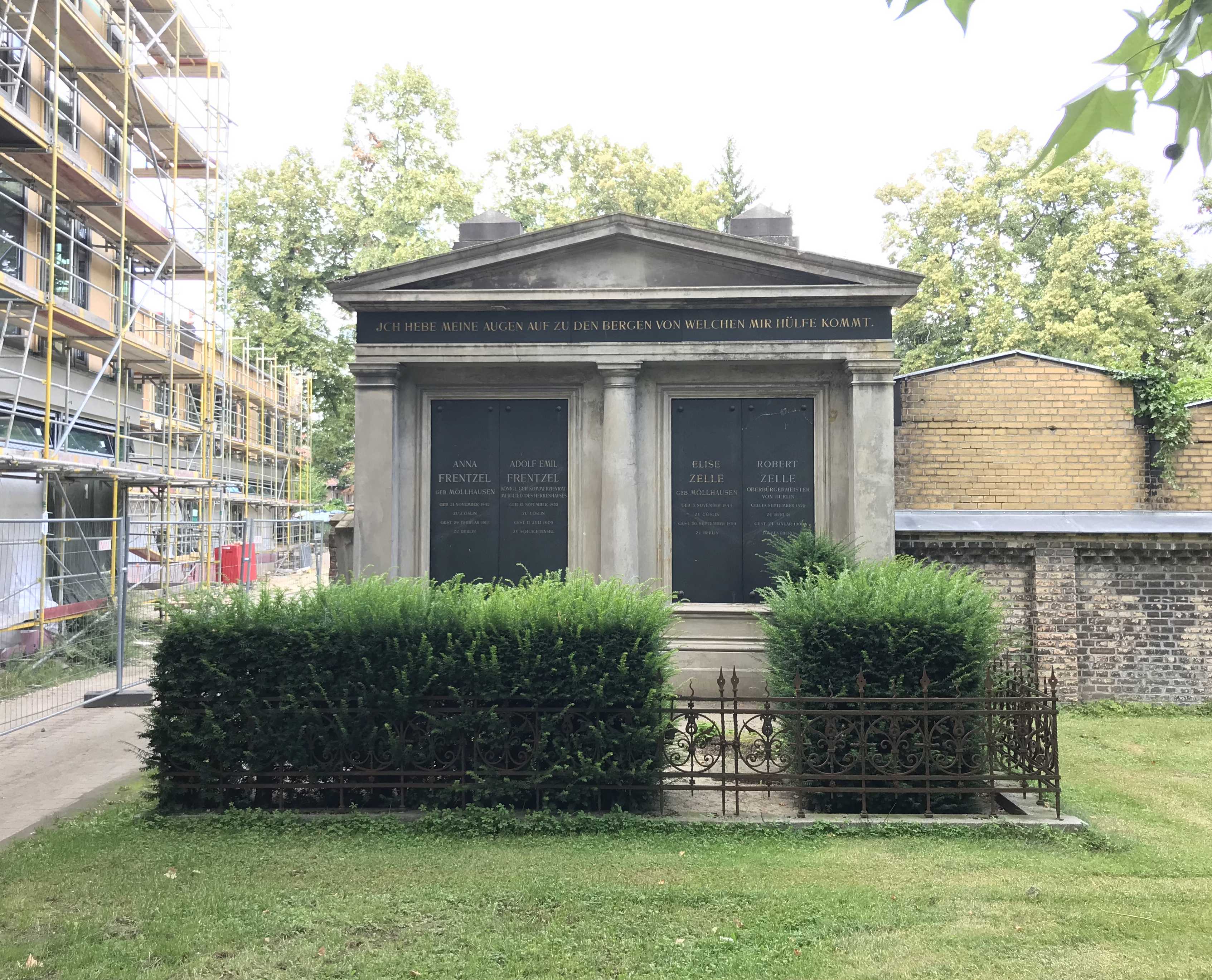 Grabstein Adolf Emil Frentzel, Friedhof der St. Thomas Gemeine, Berlin-Neukölln