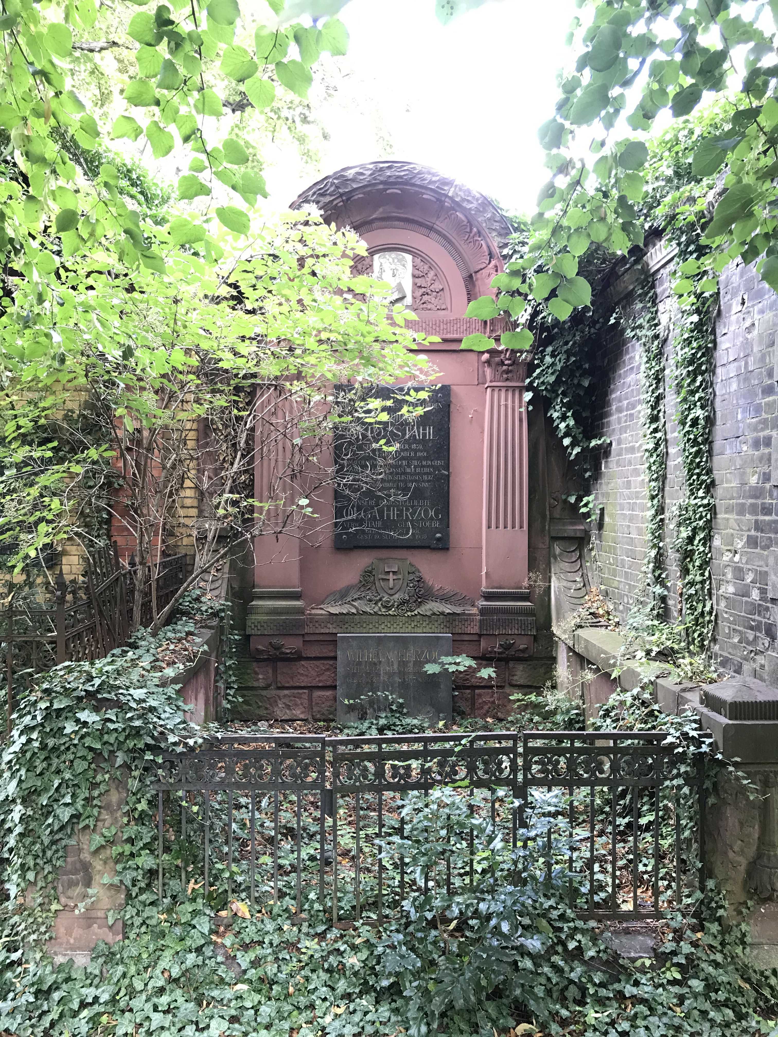 Grabstein Wilhelm Herzog, Friedhof der St. Thomas Gemeine, Berlin-Neukölln