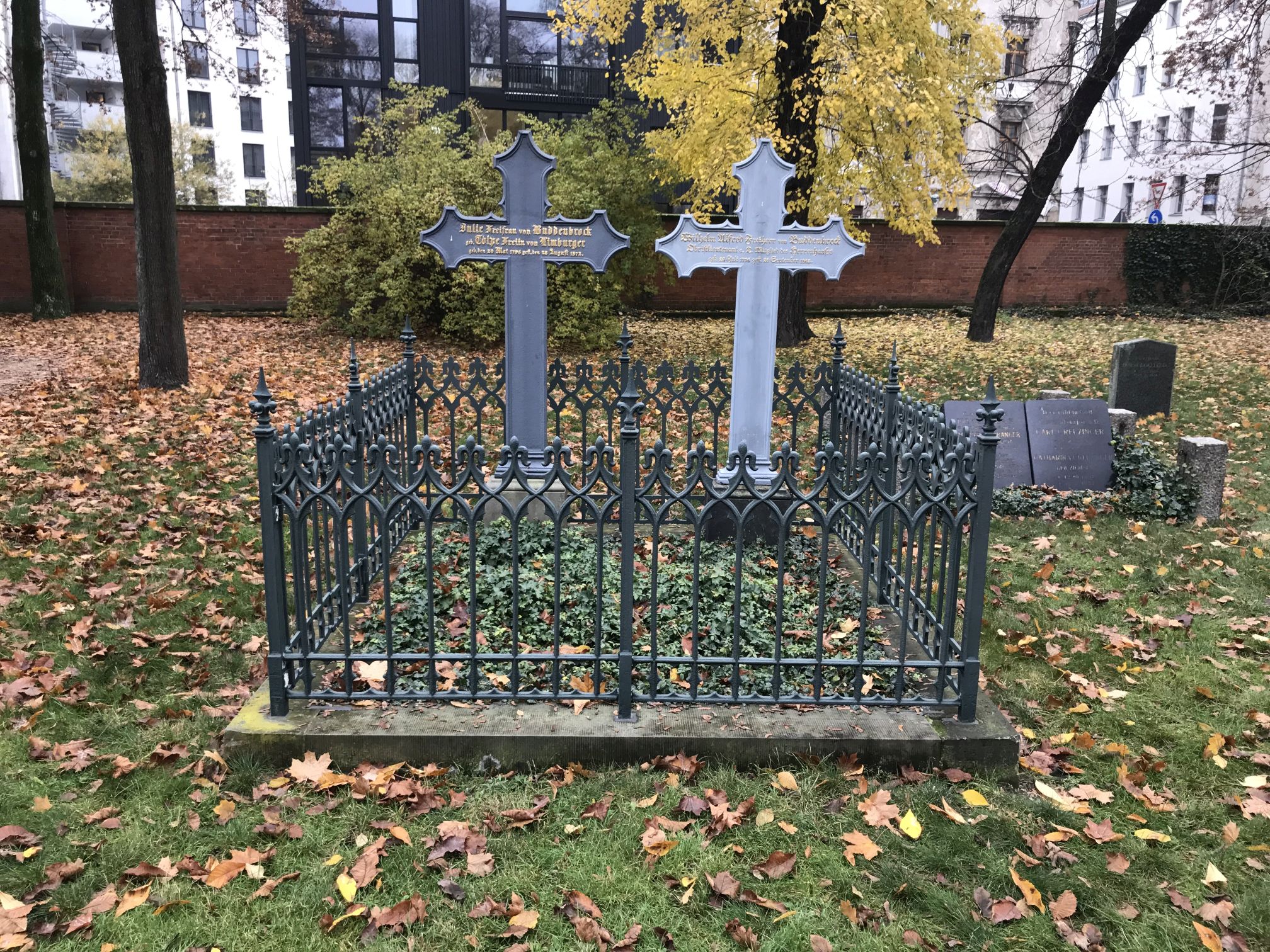 Grabstein Julie Freifrau von Buddenbrock, geb. Tölpe Freiin von Limburger, Alter Garnisonfriedhof Berlin