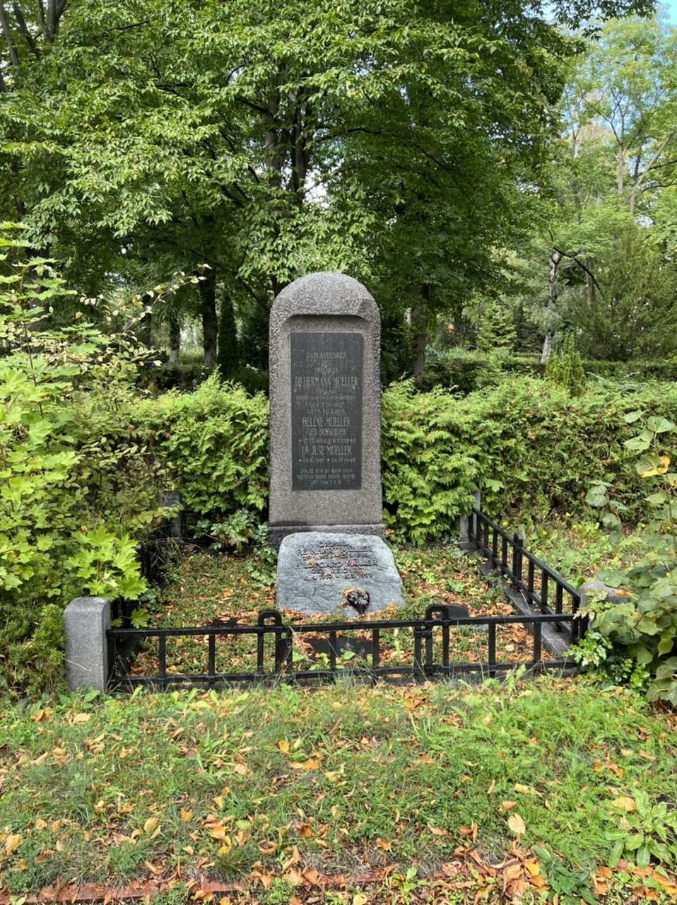 Grabstein Hermann Mueller, Friedhof Lankwitz, Berlin