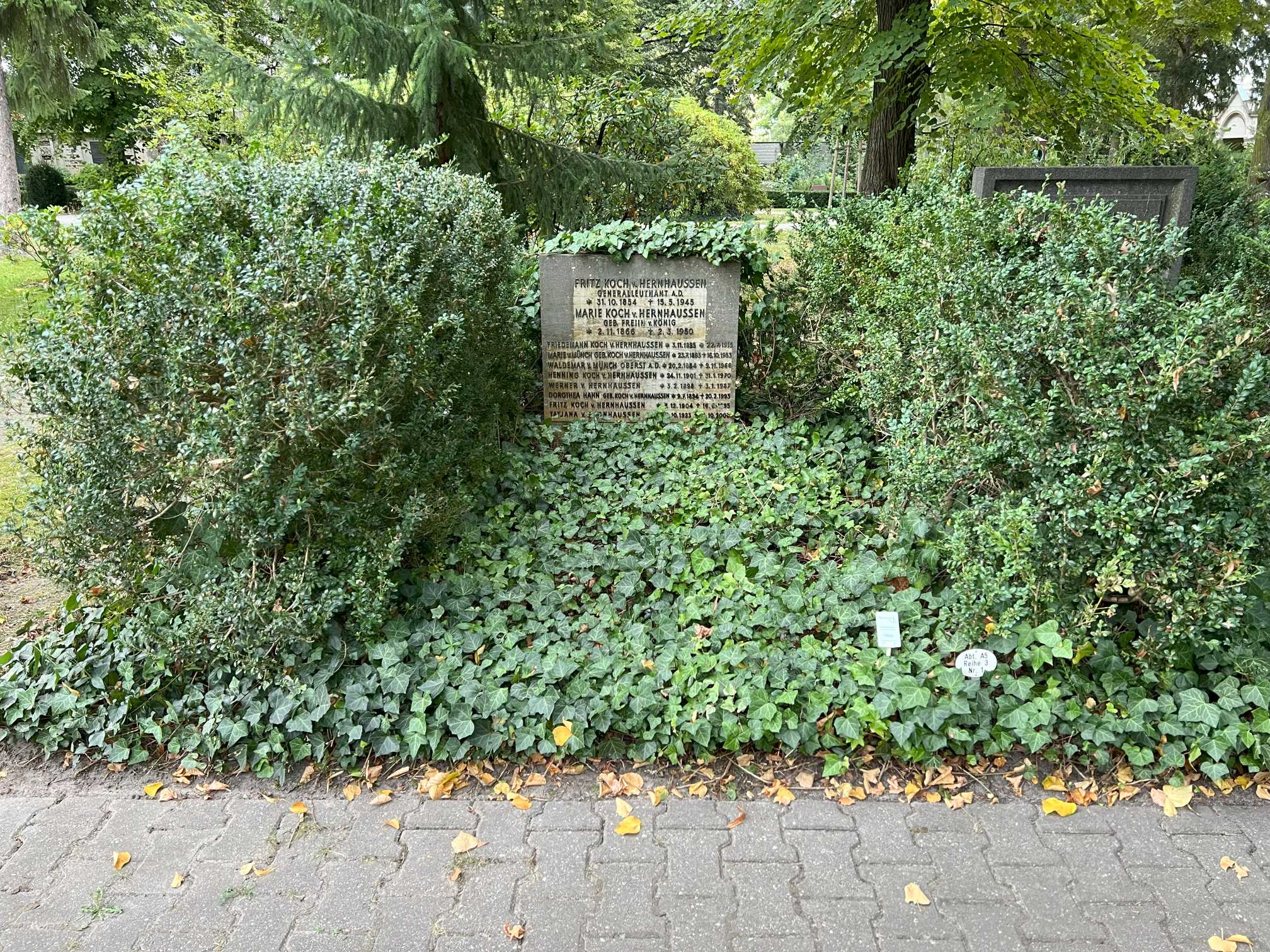 Grabstein Tatjana von Hernhaussen, Friedhof Wilmersdorf, Berlin