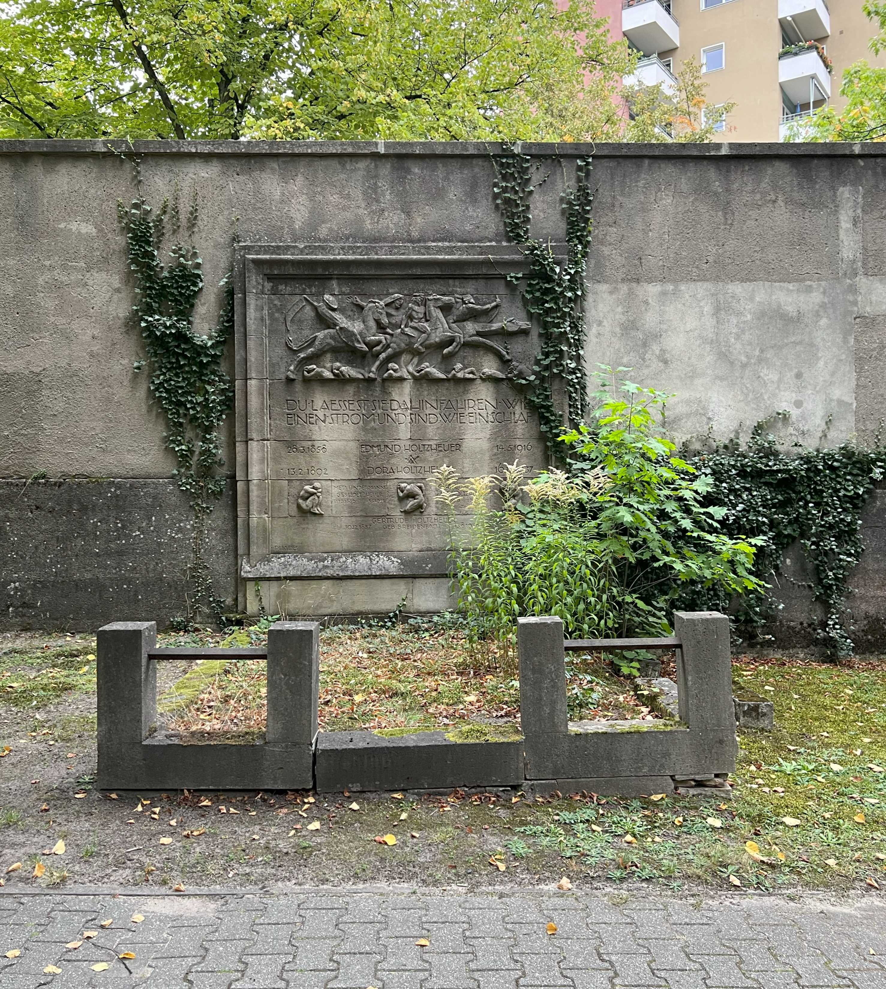 Grabstein Edmund Holtzheuer, Friedhof Wilmersdorf, Berlin